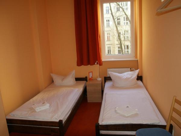 Happy Go Lucky Hotel + Hostel : photo 2 de la chambre chambre double avec salle de bains privative