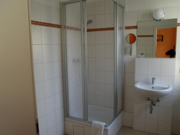 Happy Go Lucky Hotel + Hostel : photo 4 de la chambre chambre simple avec salle de bains 