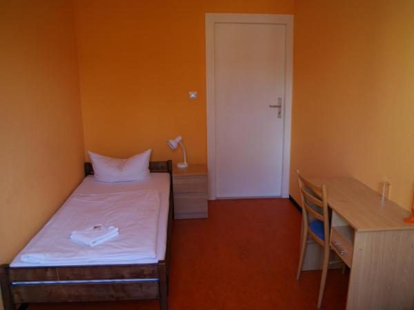 Happy Go Lucky Hotel + Hostel : photo 1 de la chambre chambre simple avec salle de bains 