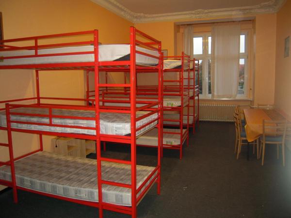 Happy Go Lucky Hotel + Hostel : photo 2 de la chambre lit simple dans dortoir 8 ou 10 lits avec salle de bains commune 