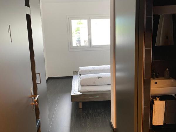 Moto-Center BeO AG (Bike & Bed) : photo 2 de la chambre chambre double avec salle de bains privative
