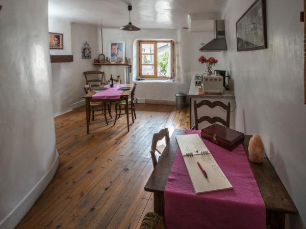 Au Cheval Blanc - appartements et chambres d'hôtes : photo 9 de la chambre suite familiale