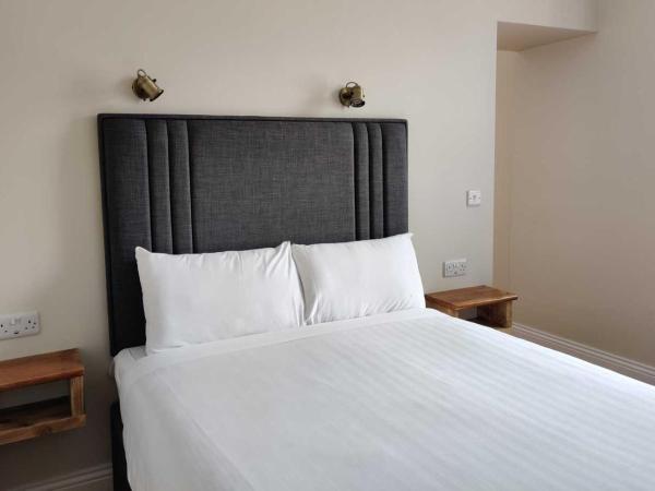 Number 53 : photo 5 de la chambre chambre double avec salle de bains privative