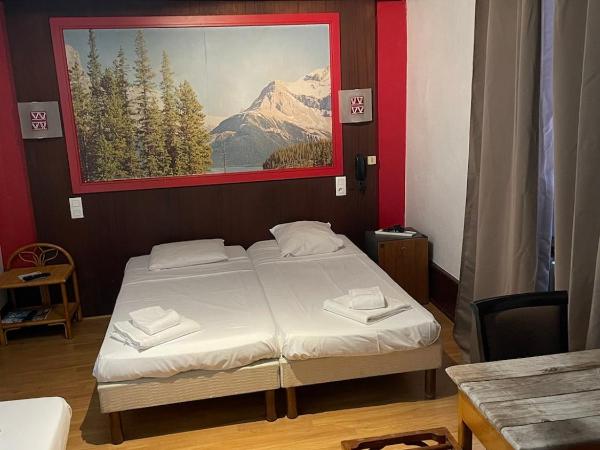 Hotel de Savoie : photo 4 de la chambre chambre triple - vue sur canal