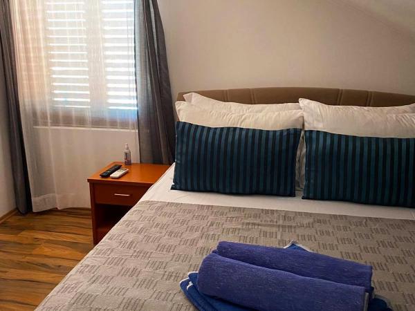 Apartments Adaleta : photo 9 de la chambre chambre double avec salle de bains commune