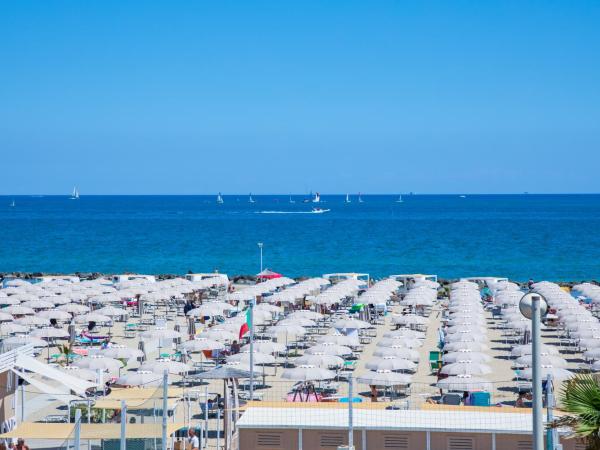 Hotel Baby : photo 5 de la chambre chambre double deluxe avec balcon - vue sur mer