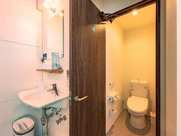 plat hostel keikyu sapporo sky : photo 10 de la chambre chambre familiale avec salle de bains privative