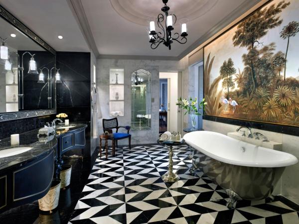 Raffles Udaipur : photo 4 de la chambre raffles manor suite with balcony - complimentary 01 bottle of house wine upon arrival, butler on call, 15% discount on food & soft beverage and spa, 4 pieces laundry once per stay