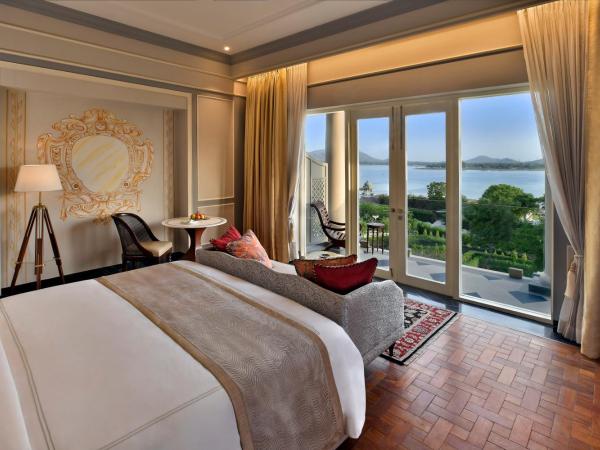 Raffles Udaipur : photo 2 de la chambre flamingo signature room with balcony king bed - 15% discount on food & soft beverage and spa, 4 pieces laundry once per stay