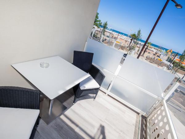 Hotel Baby : photo 4 de la chambre chambre quadruple supérieure avec vue partielle sur mer