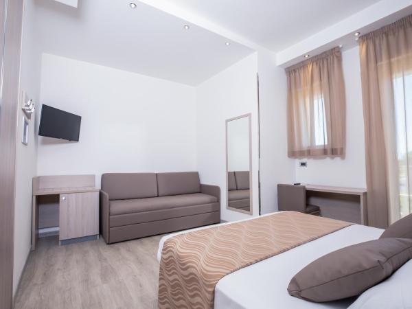 Hotel Baby : photo 5 de la chambre chambre quadruple supérieure avec vue partielle sur mer