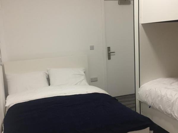 Rahman Hostel : photo 3 de la chambre chambre quadruple avec douche