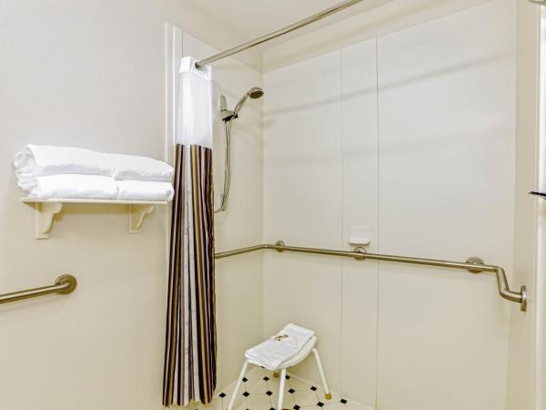 La Quinta by Wyndham Orlando I Drive/Conv Center : photo 4 de la chambre chambre avec 2 lits doubles et baignoire - accessible aux personnes à mobilité réduite/malentendantes - non-fumeurs