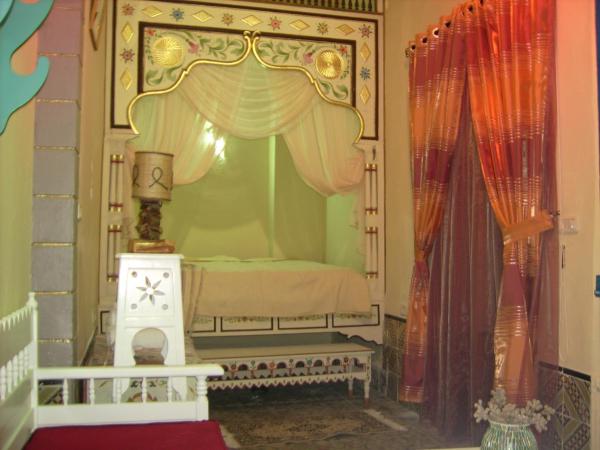 Dar Baaziz : photo 4 de la chambre chambre quadruple Économique avec salle de bains commune