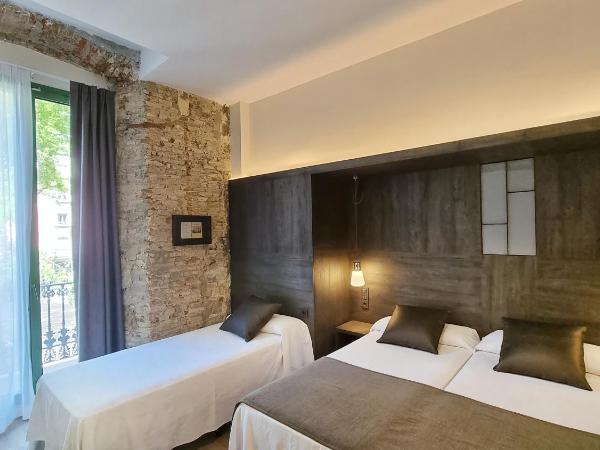 Hotel Sant Agustí : photo 3 de la chambre chambre triple confort - vue sur intérieur