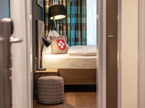 Hotel Bären am Bundesplatz : photo 2 de la chambre grande chambre double 