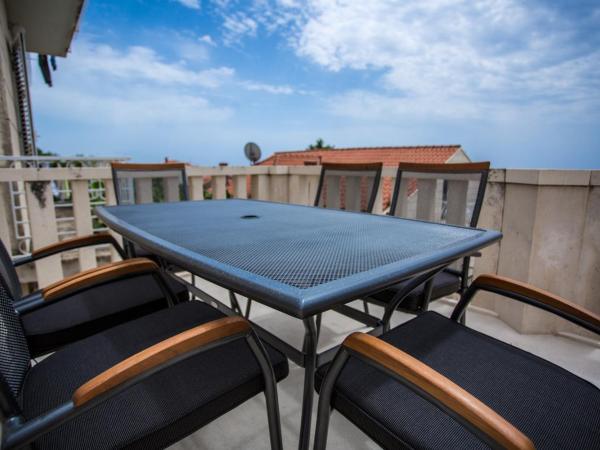 Serious Job Room : photo 1 de la chambre chambre simple avec terrasse commune