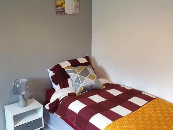 Queens Rooms, a Perfect Stay, Next to Shopping Parks and Central Manchester : photo 2 de la chambre petite chambre lits jumeaux