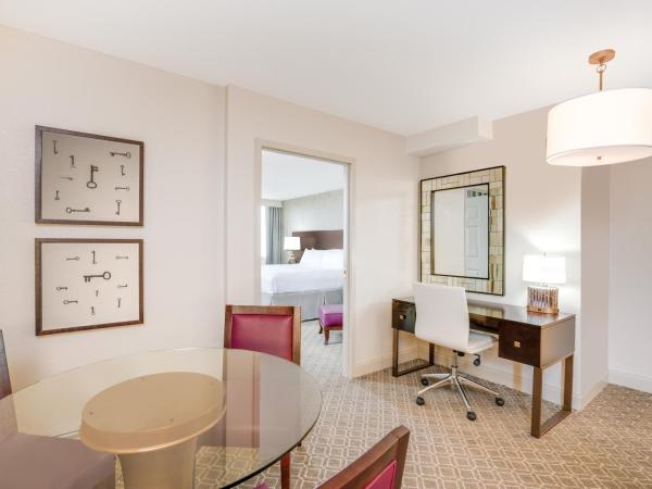 Crowne Plaza New Orleans French Qtr - Astor : photo 2 de la chambre suite 1 chambre lit king-size avec canapé-lit