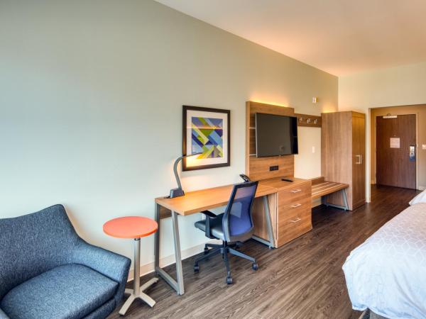 Holiday Inn Express & Suites - Charlotte - South End, an IHG Hotel : photo 2 de la chambre queen suite with two queen beds - communications accessible