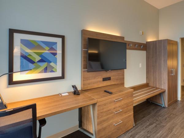 Holiday Inn Express & Suites - Charlotte - South End, an IHG Hotel : photo 4 de la chambre standard queen room with two queen beds and mobility accessible roll-in shower