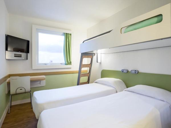 ibis budget Tours Nord : photo 3 de la chambre chambre 2 lits simples + 1 lit superposé