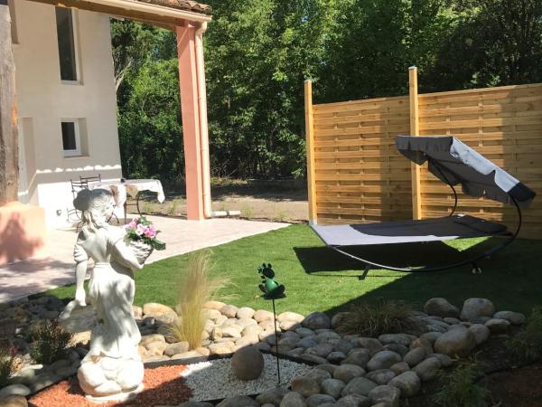 Maison 4 étoiles et Studio 3 étoiles indépendants avec piscine : photo 1 de la chambre villa - vue sur jardin