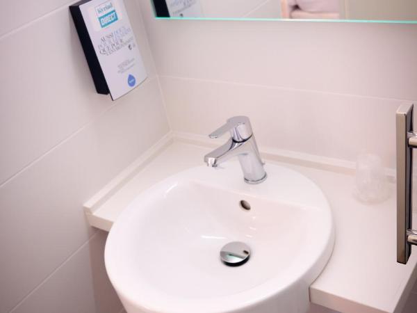 Kyriad Direct Perpignan Nord - Aéroport : photo 1 de la chambre chambre lits jumeaux