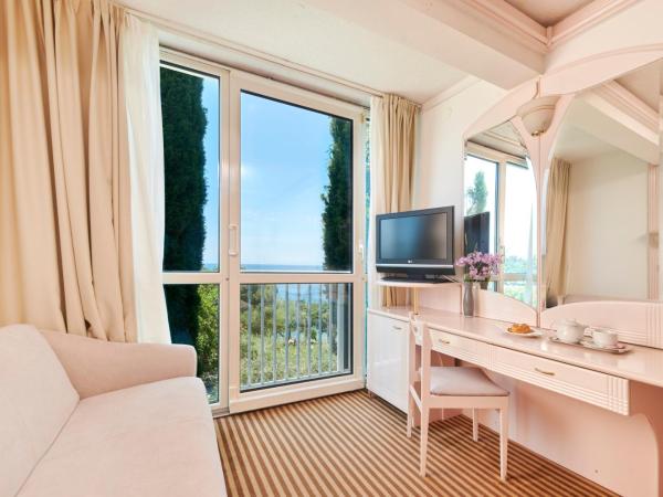 Hotel Zorna Plava Laguna : photo 2 de la chambre chambre familiale classique avec canapé-lit - côté mer