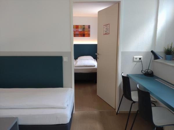 Pension Elisabeth - Rooms & Apartments : photo 6 de la chambre chambre quadruple avec salle de bains privative