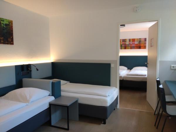 Pension Elisabeth - Rooms & Apartments : photo 1 de la chambre chambre quadruple avec salle de bains privative
