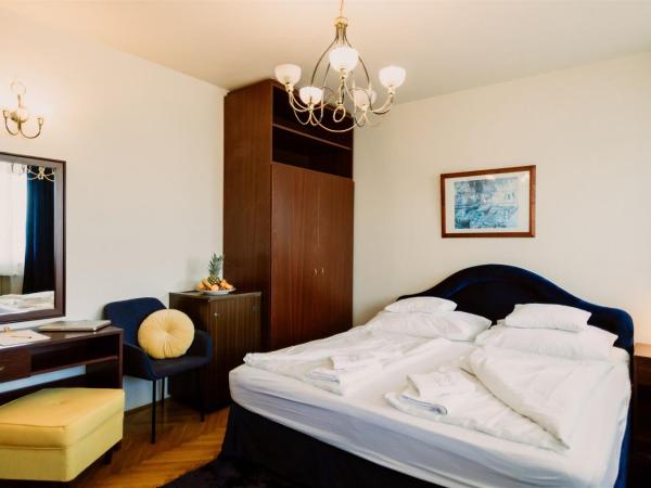 Korona Pension and Restaurant : photo 1 de la chambre chambre double ou lits jumeaux deluxe - vue sur ville