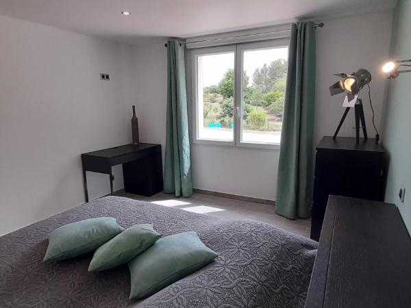 Sur les pas de Pagnol : photo 2 de la chambre chambre lit queen-size - vue sur jardin