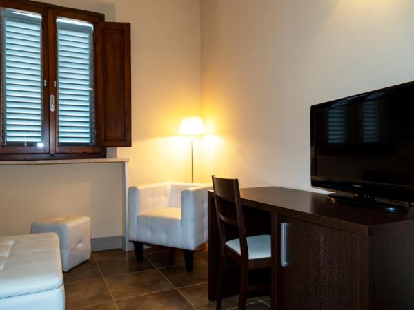 Villa Montarioso : photo 6 de la chambre chambre double ou lits jumeaux supérieure - vue sur jardin