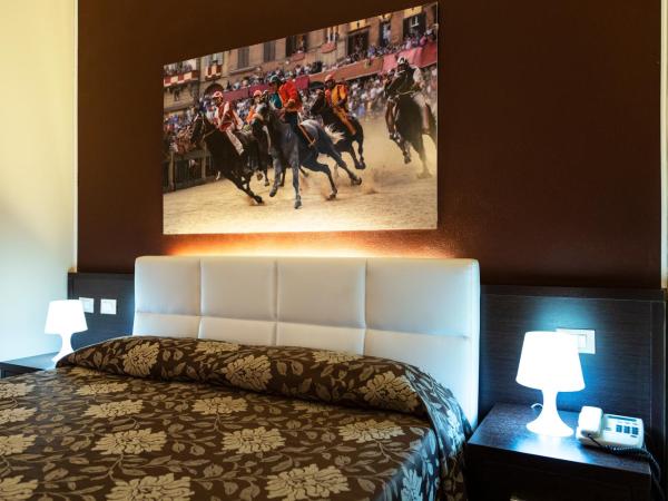 Villa Montarioso : photo 1 de la chambre chambre double ou lits jumeaux supérieure - vue sur jardin