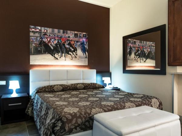 Villa Montarioso : photo 8 de la chambre chambre double ou lits jumeaux supérieure - vue sur jardin