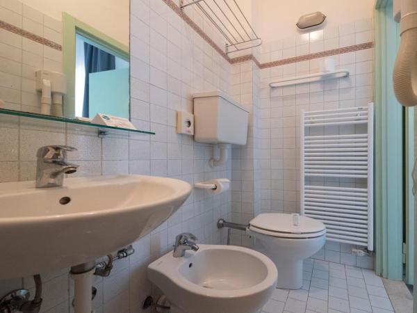 Hotel Nobel : photo 6 de la chambre chambre double ou lits jumeaux Économique avec balcon