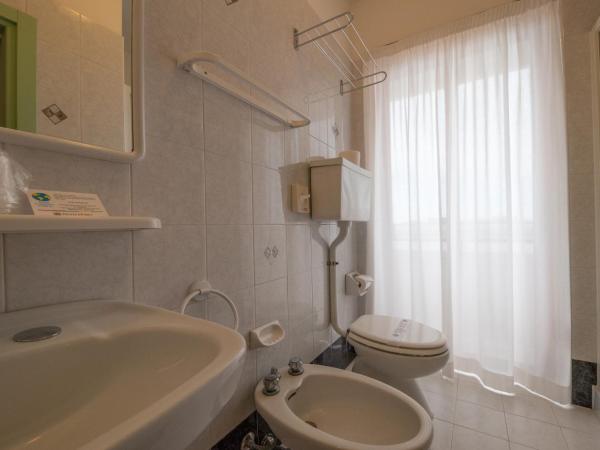 Hotel Nobel : photo 9 de la chambre chambre quadruple avec balcon