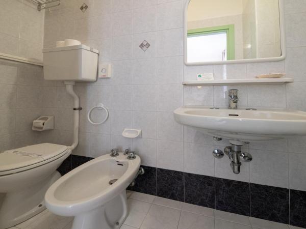 Hotel Nobel : photo 1 de la chambre chambre quadruple - vue sur mer