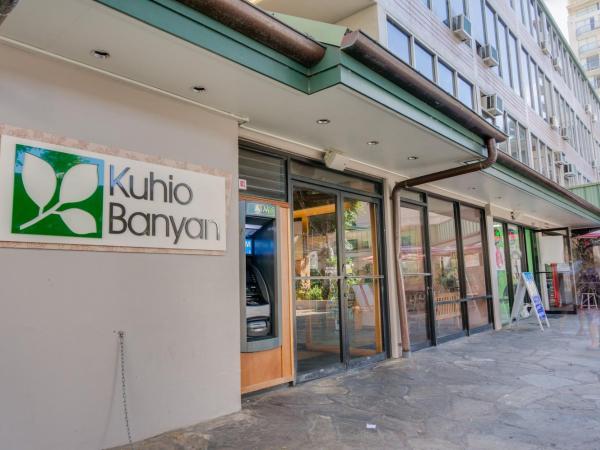 Kuhio Banyan Hotel (with Kitchenettes) : photo 2 de la chambre  hébergement lit queen-size avec kitchenette - non-fumeur/paiement intégral/non remboursable