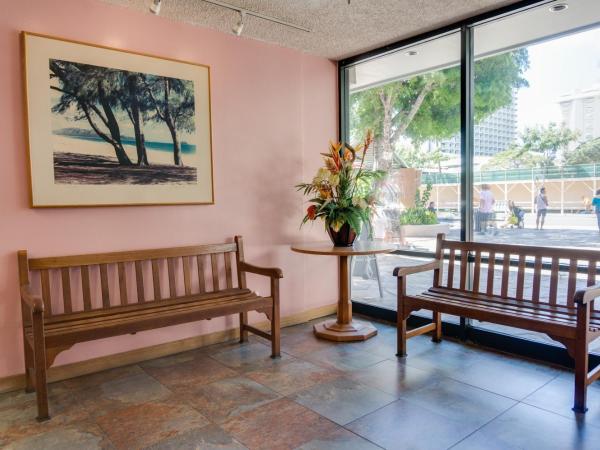 Kuhio Banyan Hotel (with Kitchenettes) : photo 5 de la chambre  hébergement lit queen-size avec kitchenette - non-fumeur/paiement intégral/non remboursable