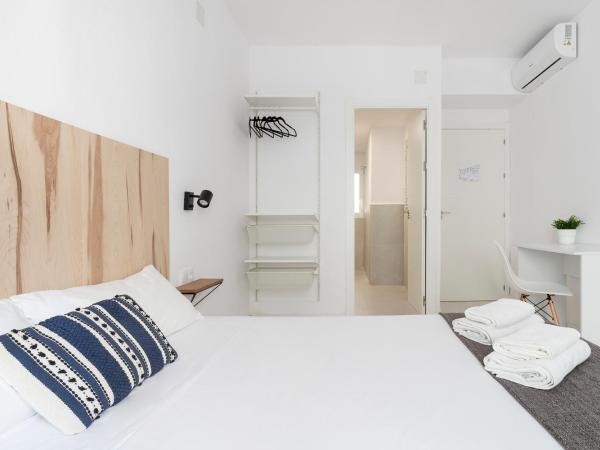 Casa M&J GuestHouse : photo 8 de la chambre chambre double avec salle de bains privative