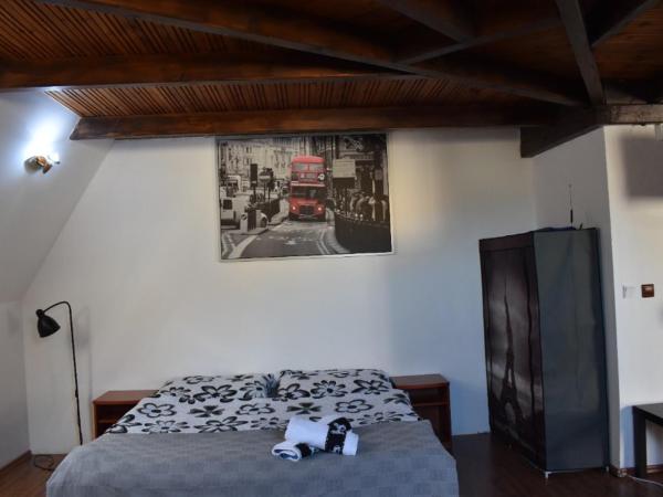 U Betty - Ostrava Centrum : photo 1 de la chambre chambre double ou lits jumeaux avec salle de bains commune