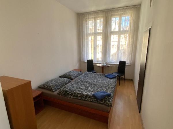 U Betty - Ostrava Centrum : photo 10 de la chambre chambre double ou lits jumeaux avec salle de bains commune