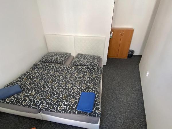 U Betty - Ostrava Centrum : photo 5 de la chambre petite chambre lits jumeaux avec salle de bains commune