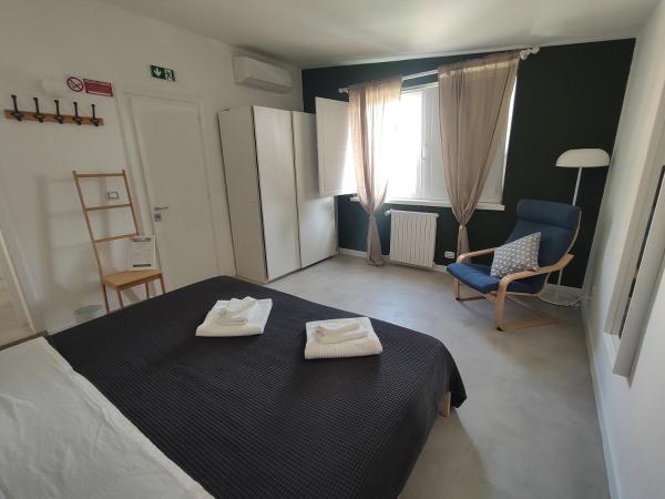 Artemisia B&B : photo 7 de la chambre chambre double ou lits jumeaux - vue sur piscine