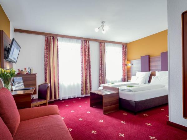 TIPTOP Hotel Burgschmiet Garni : photo 1 de la chambre chambre double avec lit d'appoint