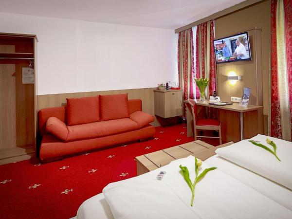 TIPTOP Hotel Burgschmiet Garni : photo 3 de la chambre chambre double avec lit d'appoint