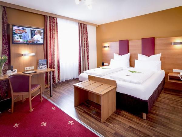 TIPTOP Hotel Burgschmiet Garni : photo 9 de la chambre chambre double avec lit d'appoint