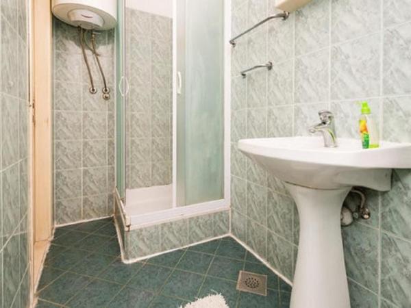 Rooms Kisic : photo 10 de la chambre chambre lits jumeaux avec salle de bains commune